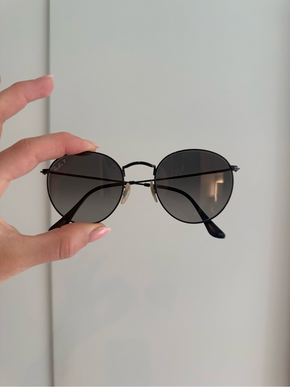 Ray-Ban Women’s Black Metal Round Sunglasses with Gray Gradient Lenses